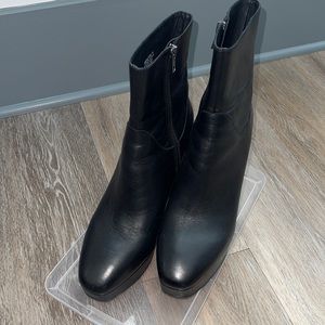 ASH heeled black boot. Size 41.